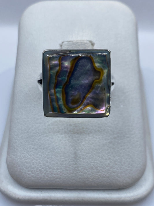 Anillo de plata .925 con piedra engastada en marco cuadrado, vista frontal sobre fondo blanco