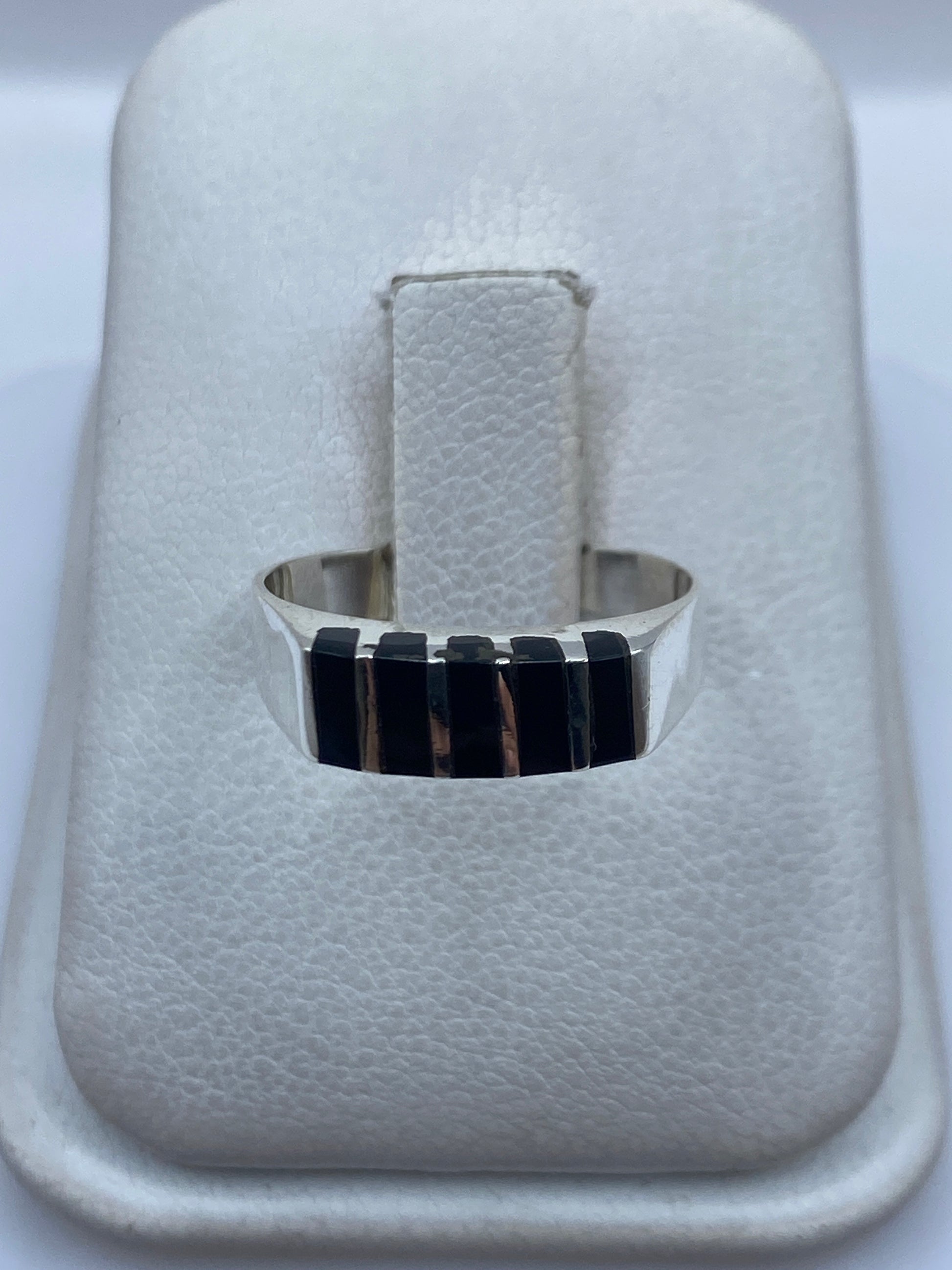 Anillo de plata .925 con ónix negro engastado, vista frontal en caja blanca