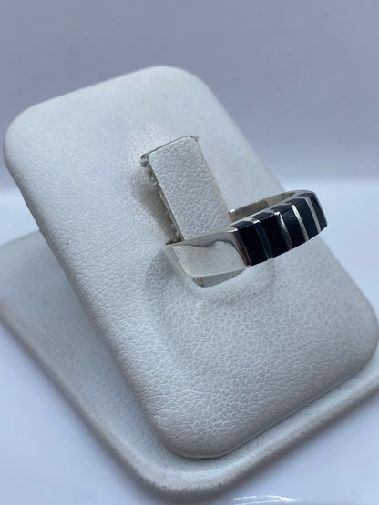 Anillo de ónix en plata de Taxco, detalle del engaste a mano desde lateral