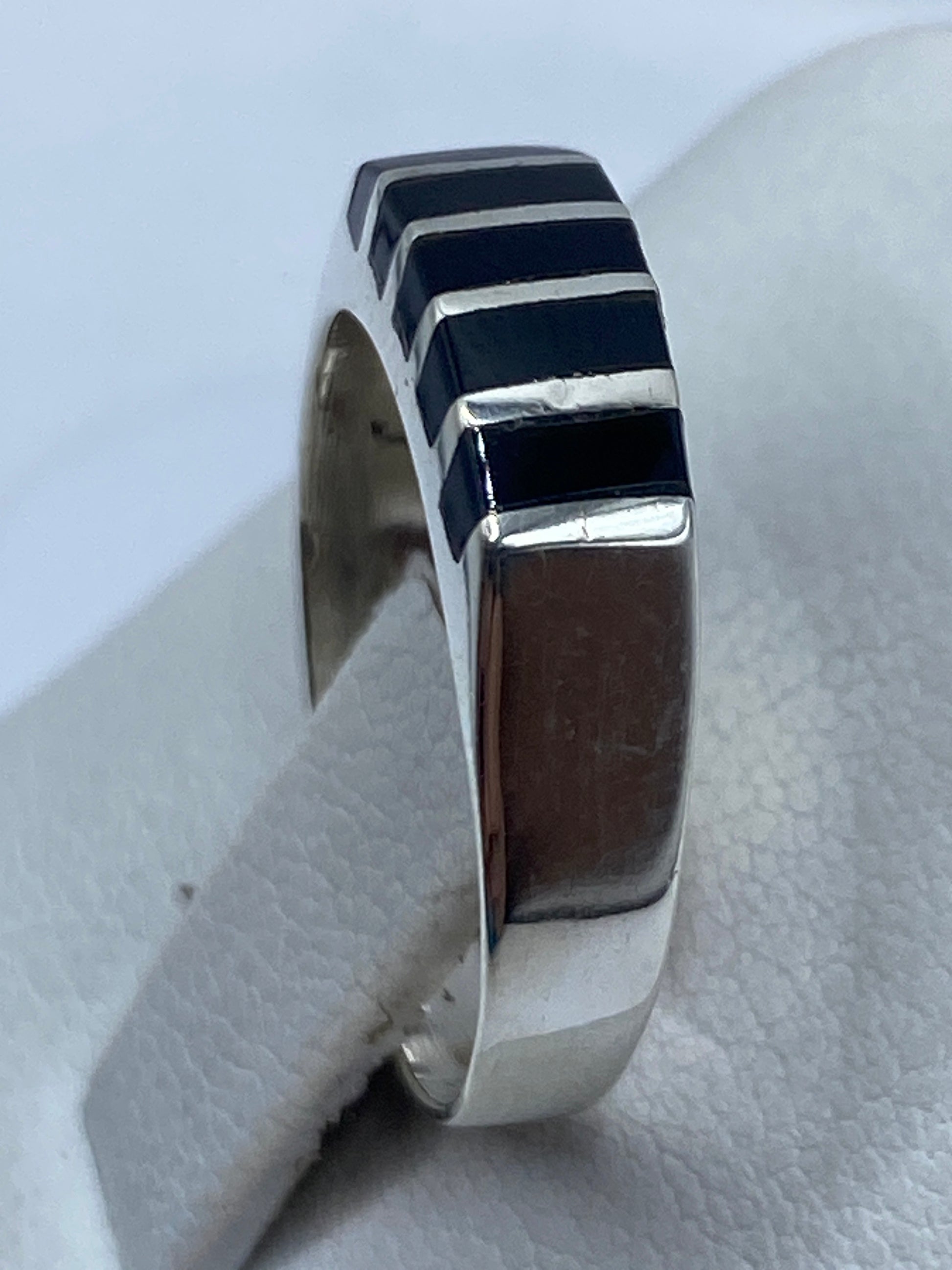 Anillo minimalista con ónix negro puesto en mano, muestra de uso diario