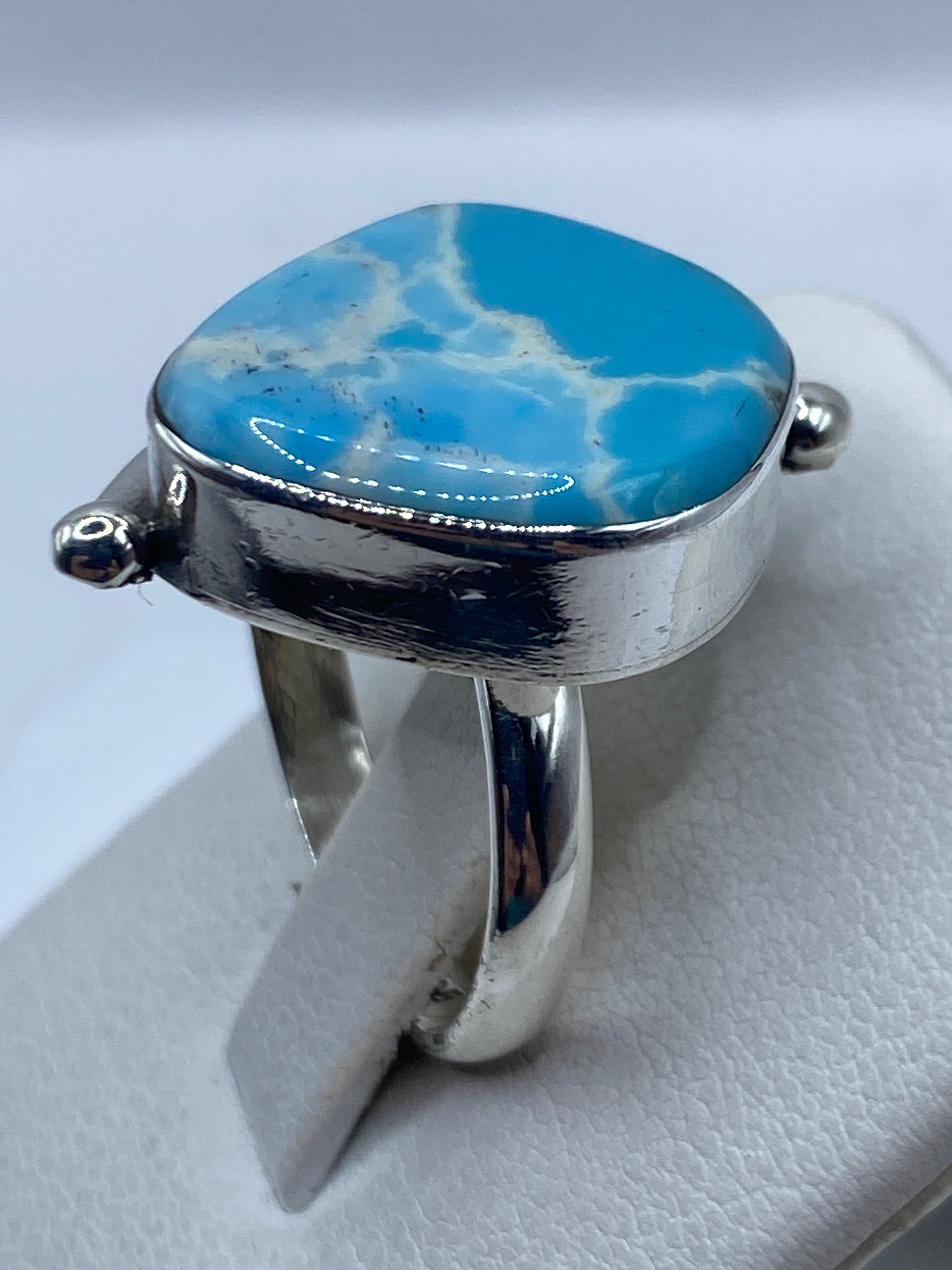 Detalle de la montura de plata .925 y el engaste de la piedra azul cielo