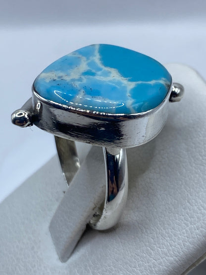 Detalle de la montura de plata .925 y el engaste de la piedra azul cielo
