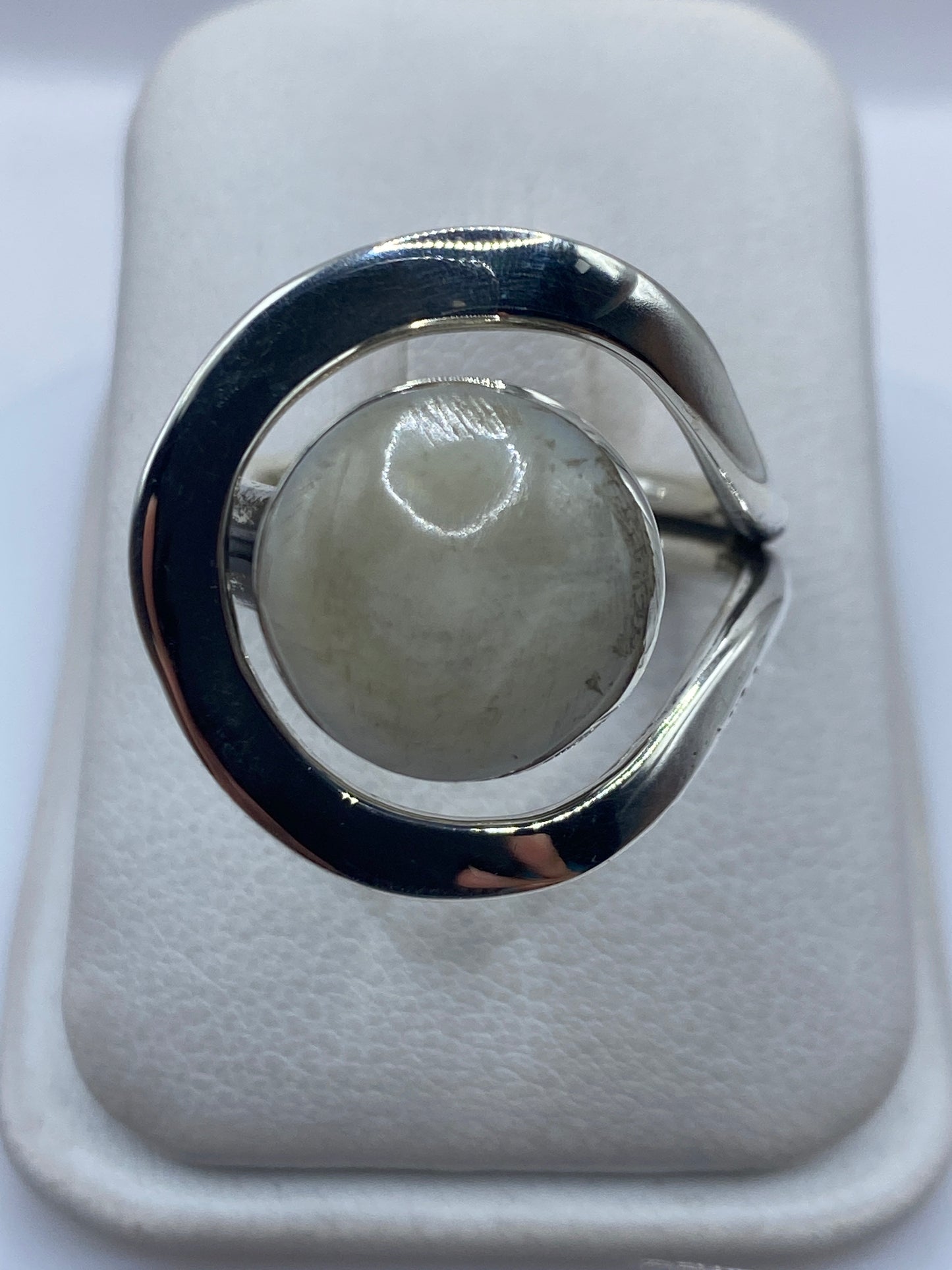 Anillo de plata .925 con piedra semipreciosa engastada, vista superior en estuche blanco