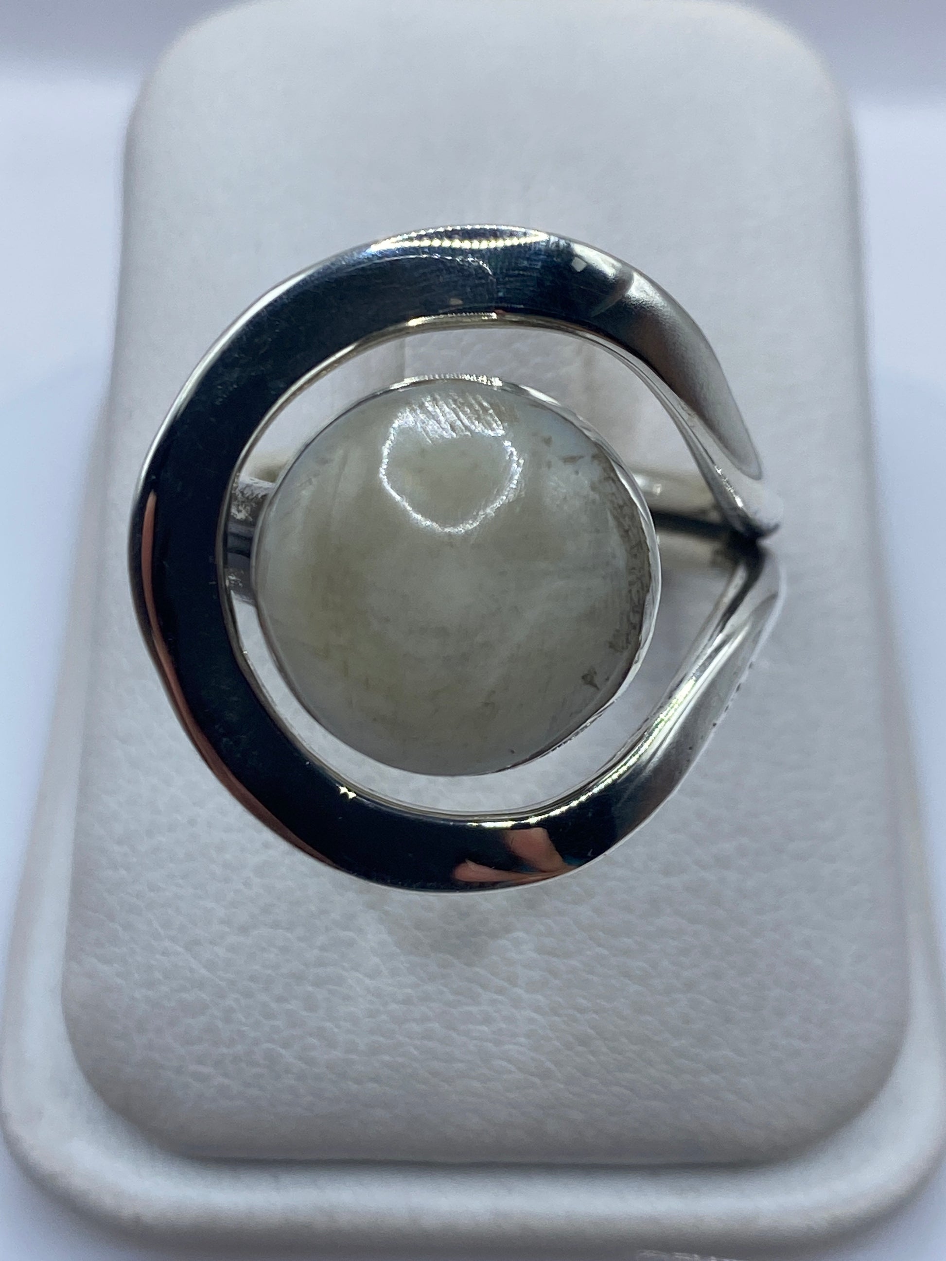 Anillo de plata .925 con piedra semipreciosa engastada, vista superior en estuche blanco