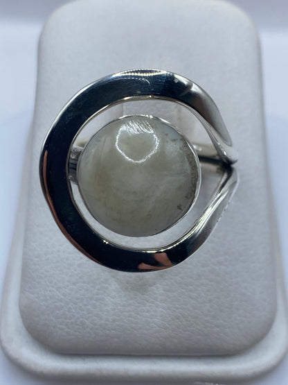 Anillo de plata .925 con piedra semipreciosa engastada, vista superior en estuche blanco