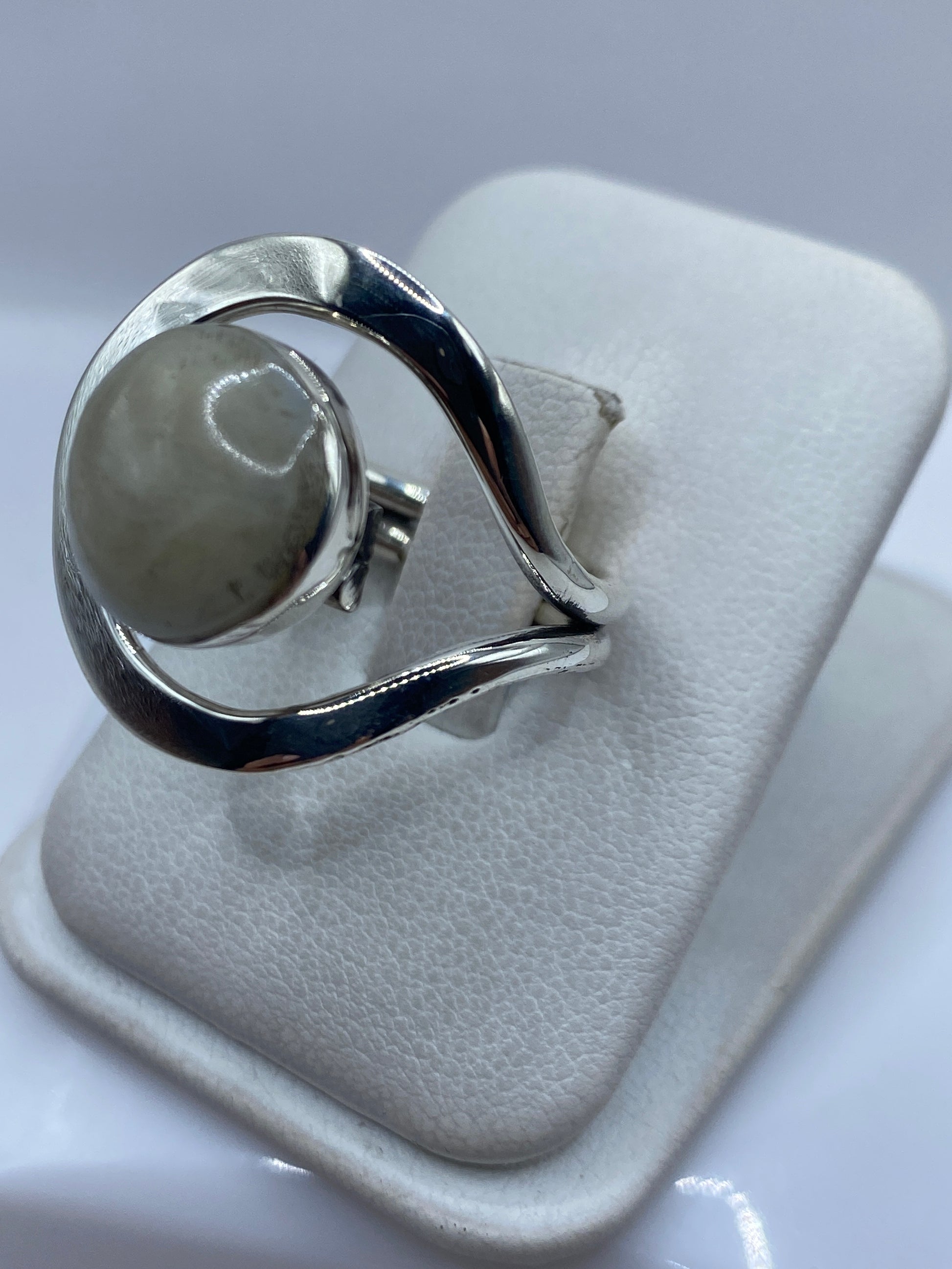 Anillo de plata con engaste a mano de piedra, perfil lateral mostrando el volumen y la técnica