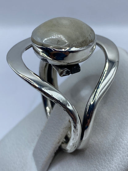 Anillo de plata Taxco en dedo, piedra engastada centralmente con marco de plata