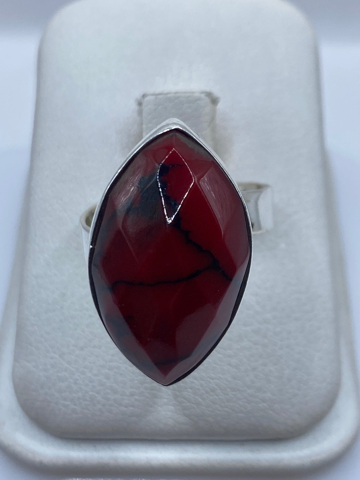 Anillo de plata ajustable con coral rojo engastado, vista frontal