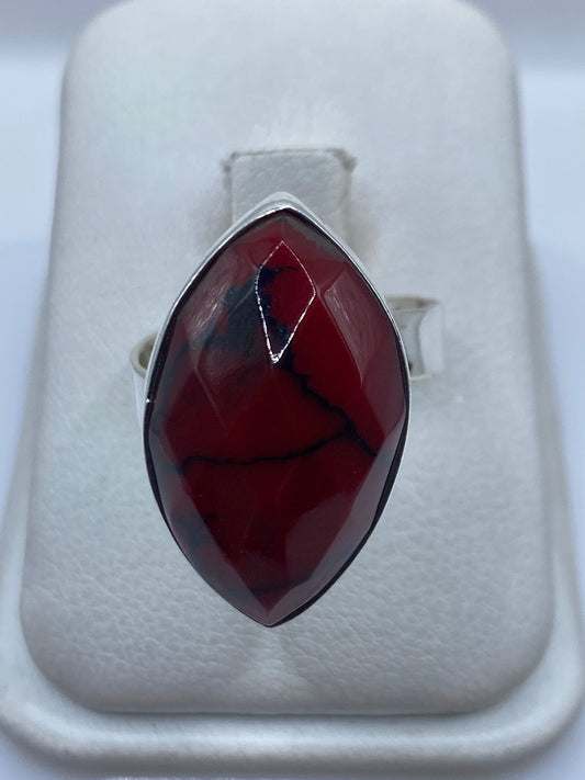 Anillo de plata ajustable con coral rojo engastado, vista frontal