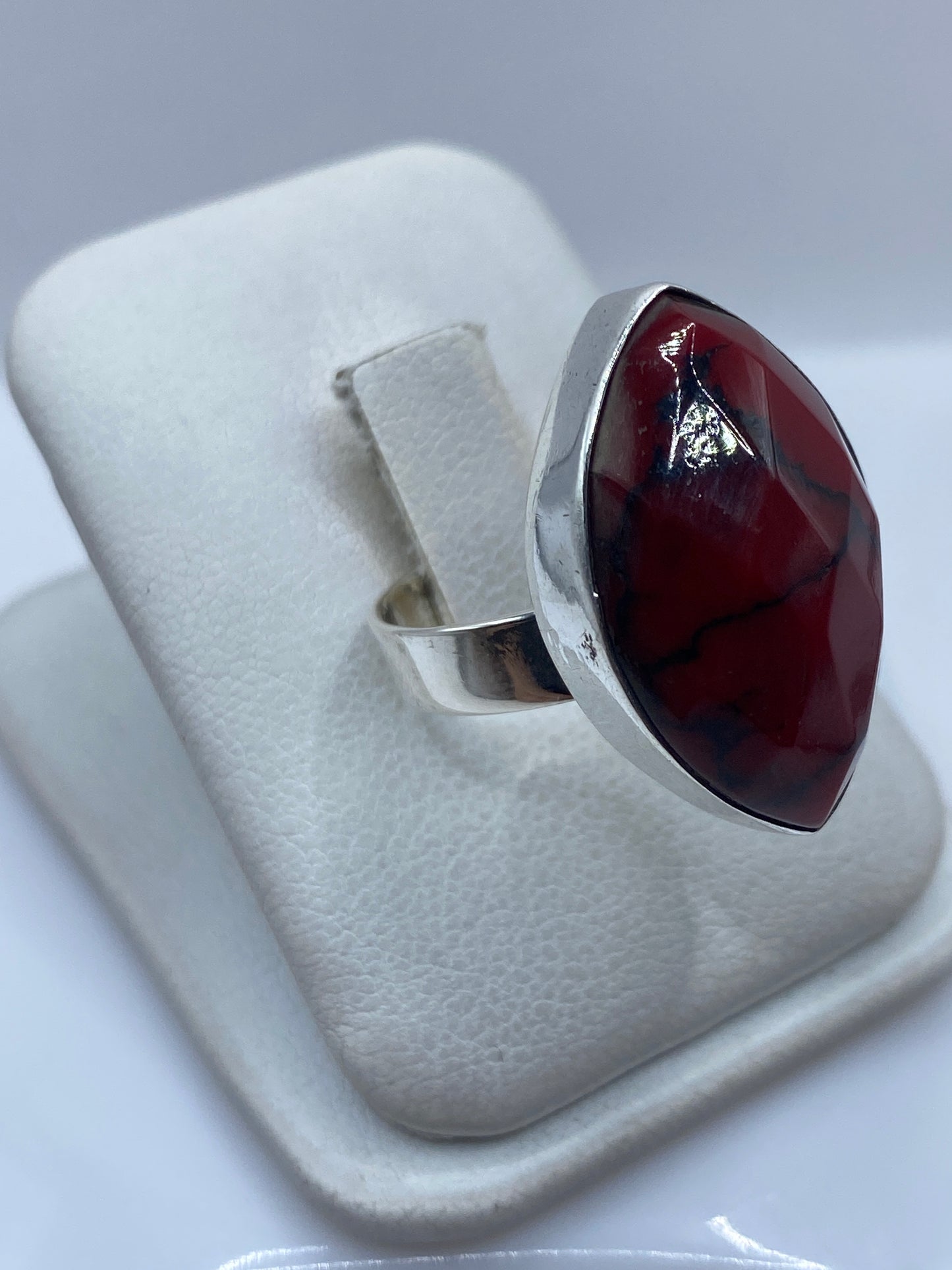 Anillo de coral rojo en plata .925 luciendo en la mano