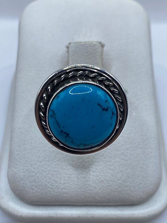 Anillo de plata con turquesa azul cielo en estuche blanco, vista frontal del engaste