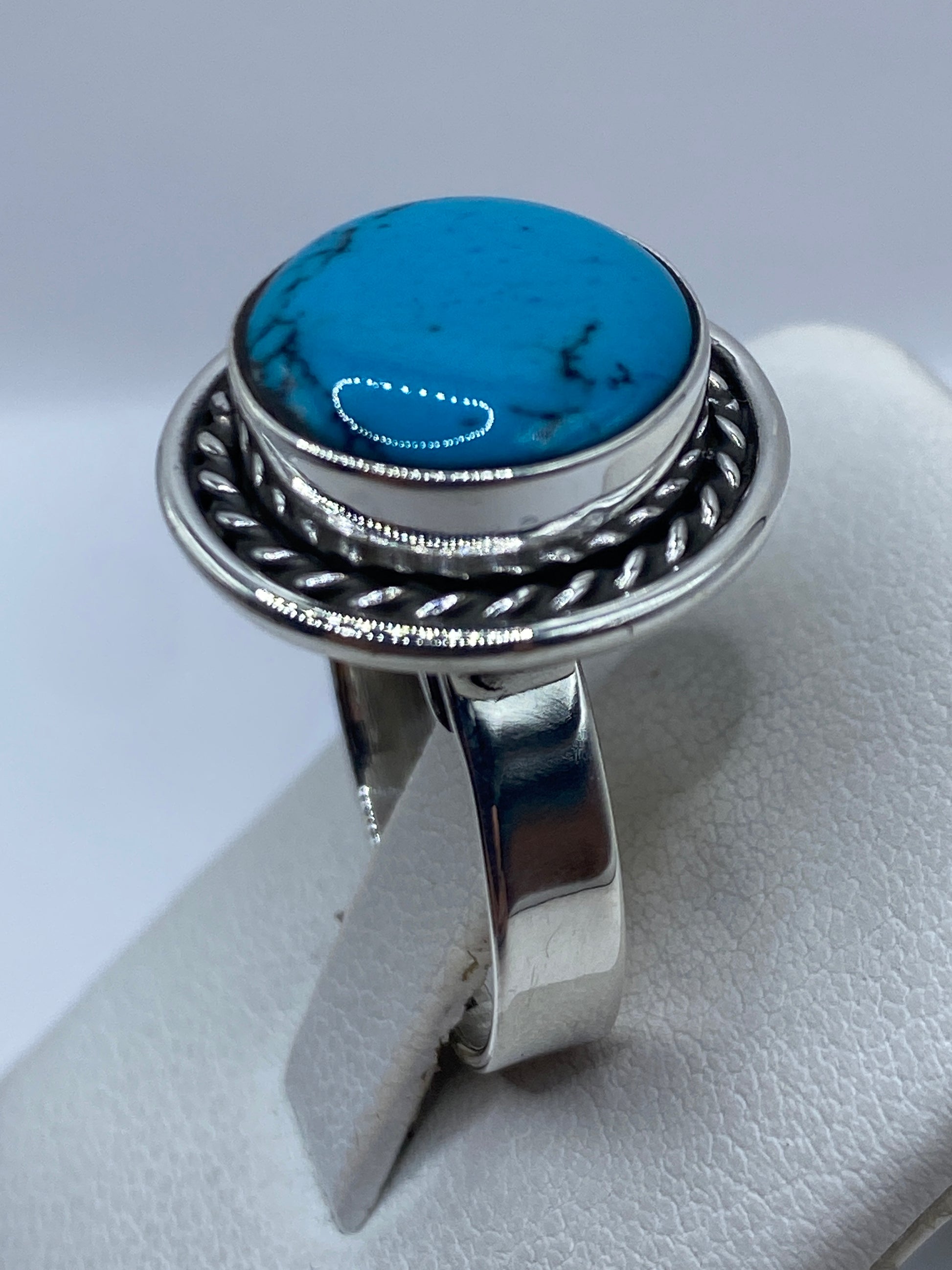 Anillo de turquesa puesto en dedo, luciendo el azul cielo de la piedra