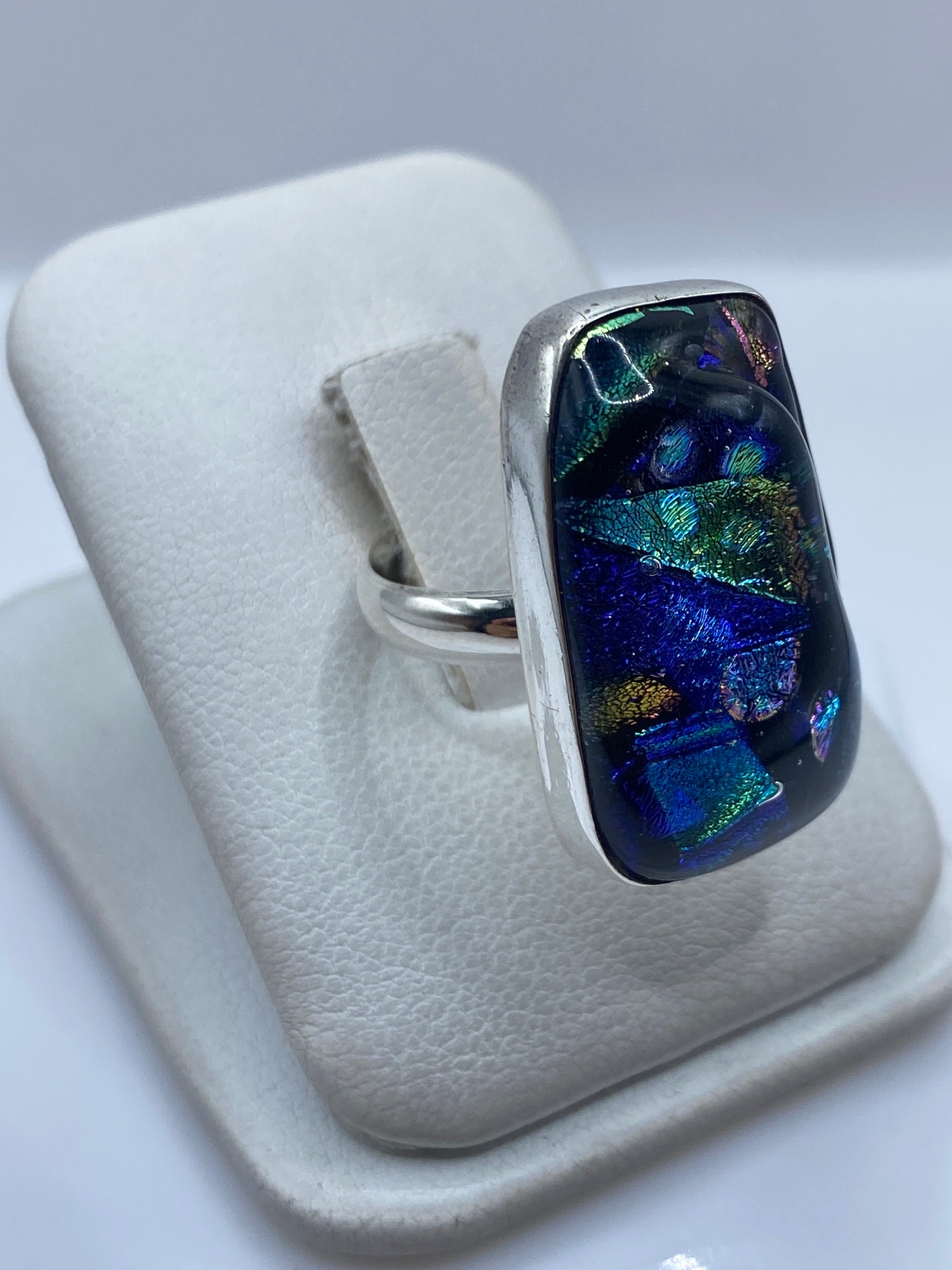 Vista frontal del anillo ajustable de plata .925 con incrustación de piedra multicolor