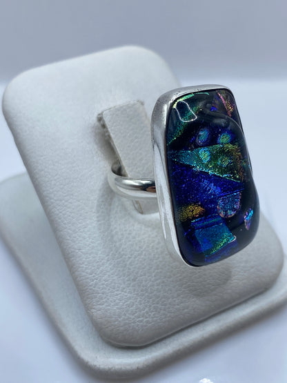 Vista frontal del anillo ajustable de plata .925 con incrustación de piedra multicolor