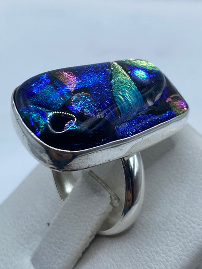 Detalle del engaste a mano y la técnica de incrustación en piedra multicolor