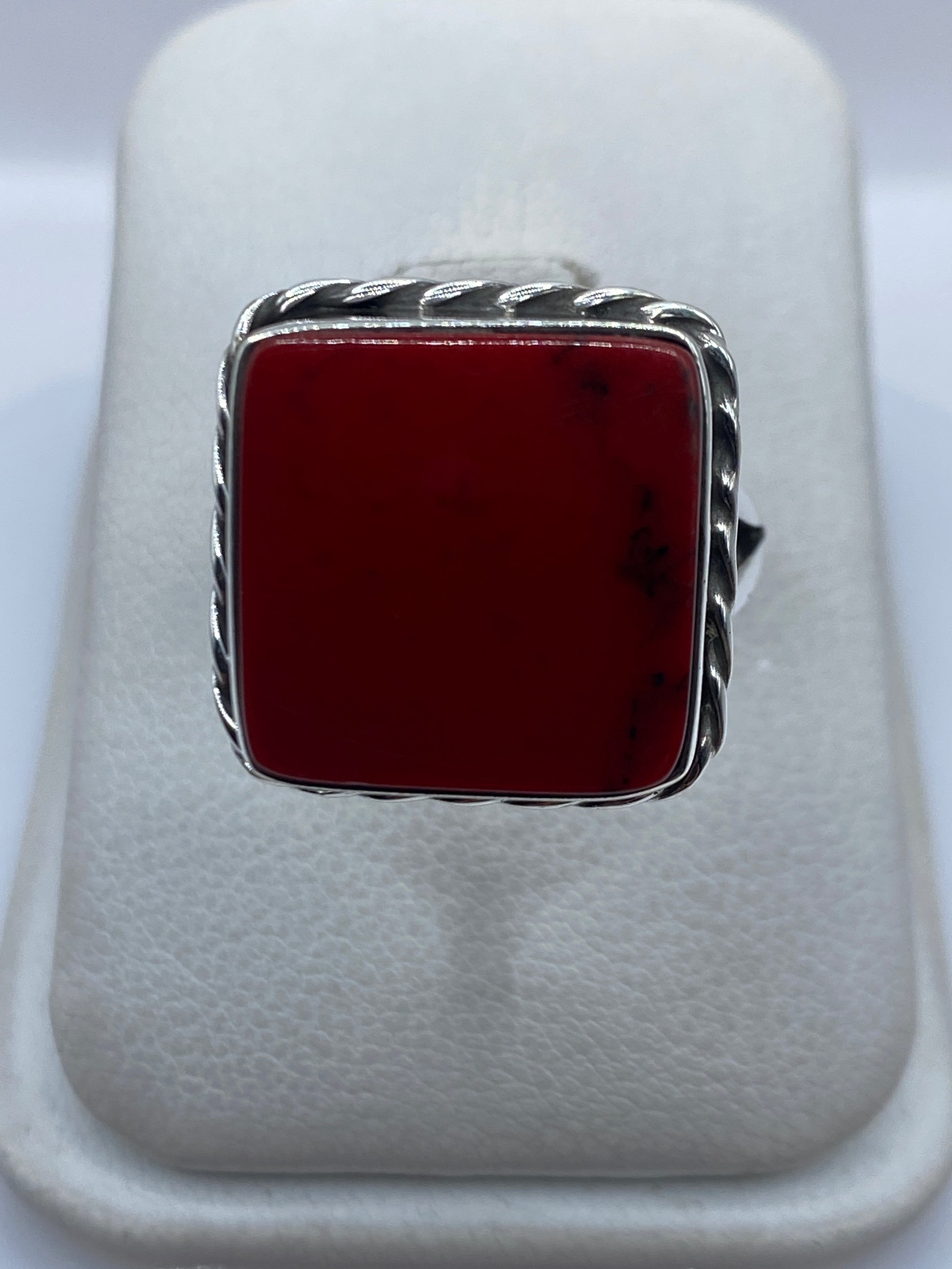 Anillo de plata .925 con coral rojo cuadrado en marco trenzado, vista frontal