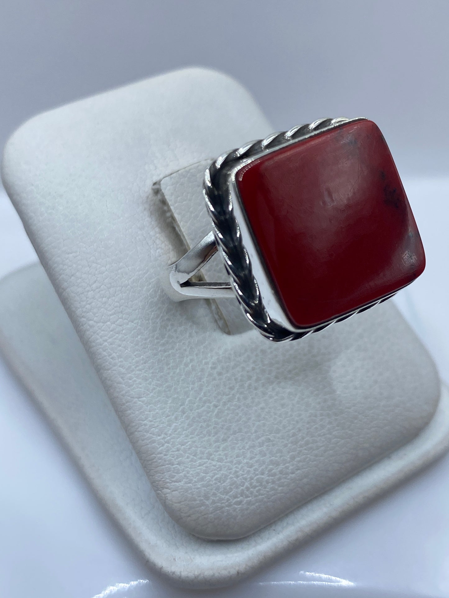 Anillo de coral rojo en plata de Taxco, vista lateral mostrando el grosor y la profundidad del engaste