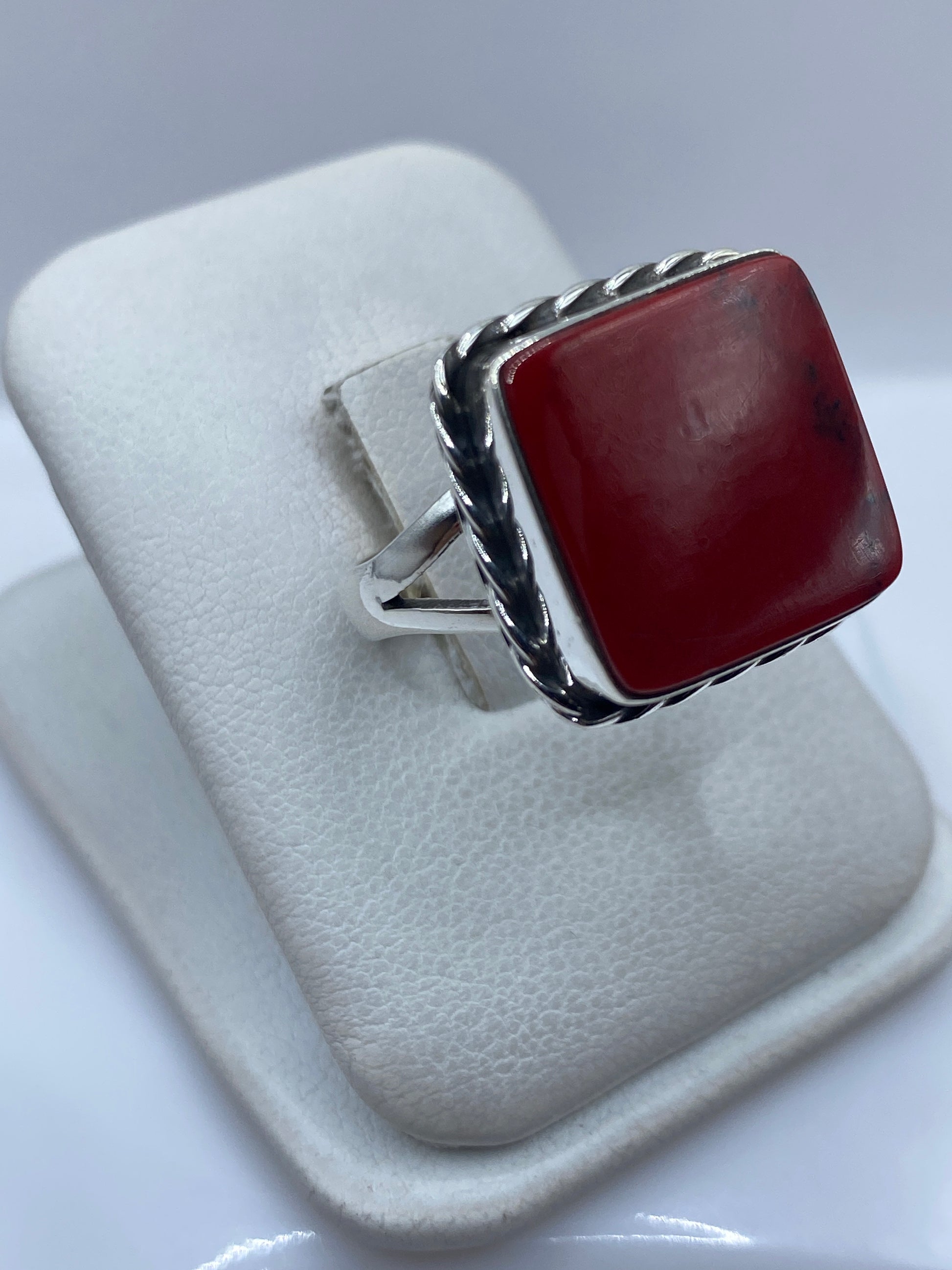 Anillo de coral rojo en plata de Taxco, vista lateral mostrando el grosor y la profundidad del engaste