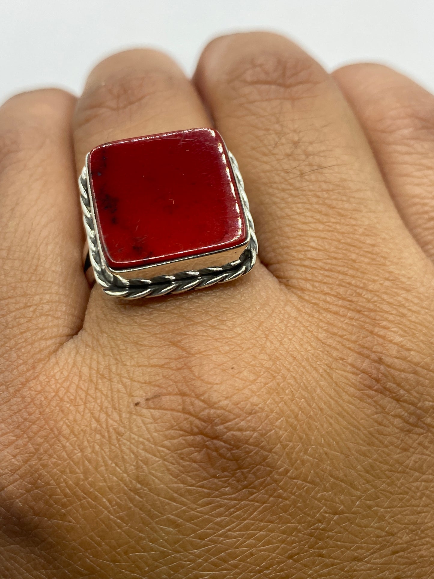 Anillo sobre fondo oscuro evidenciando el brillo del pulido y el Quinto .925 en el interior