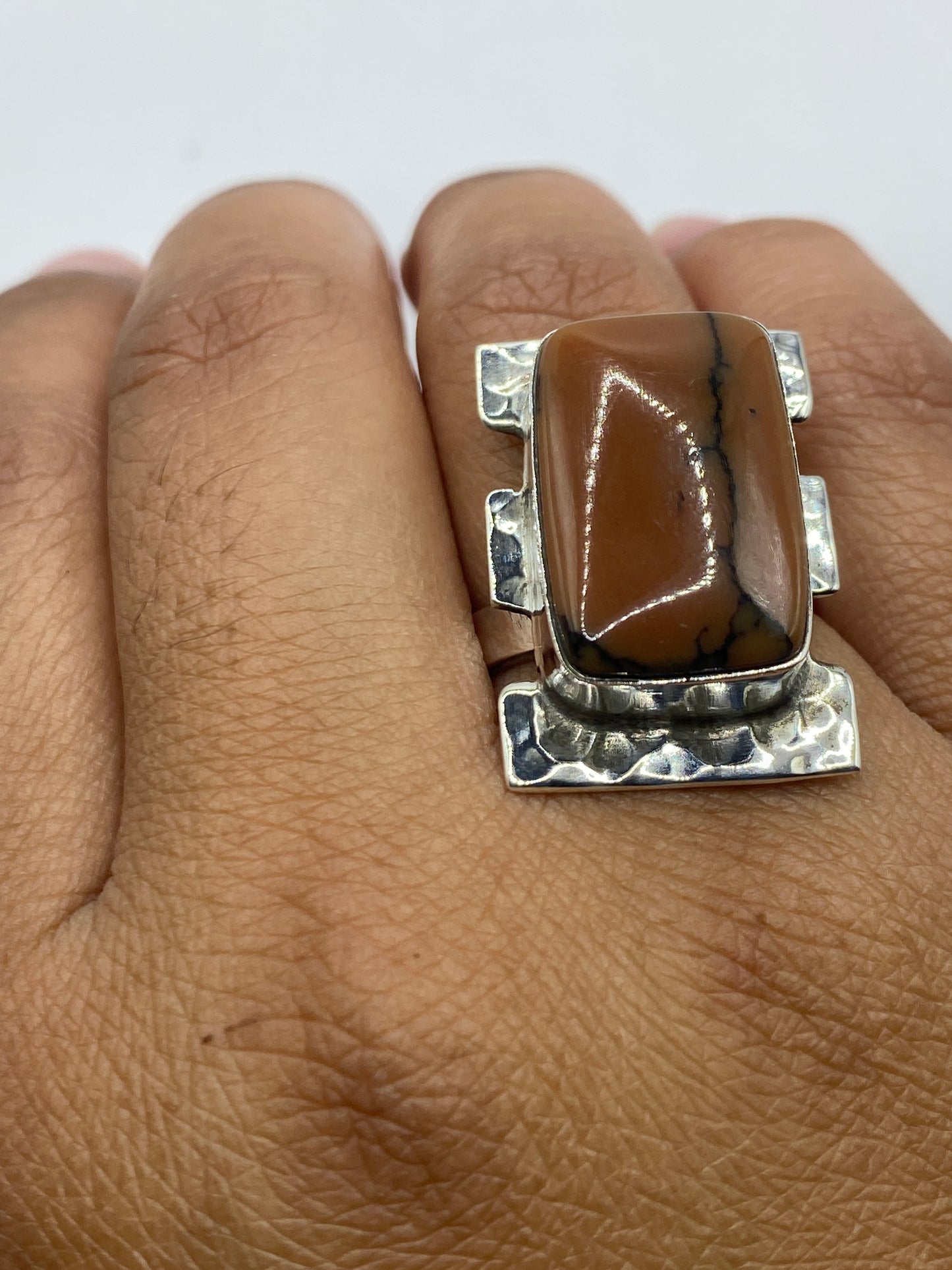 Anillo sobre fondo blanco mostrando el Quinto .925 en la base