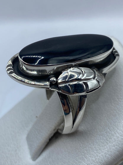 Anillo sobre fondo blanco mostrando el grabado .925 en el interior