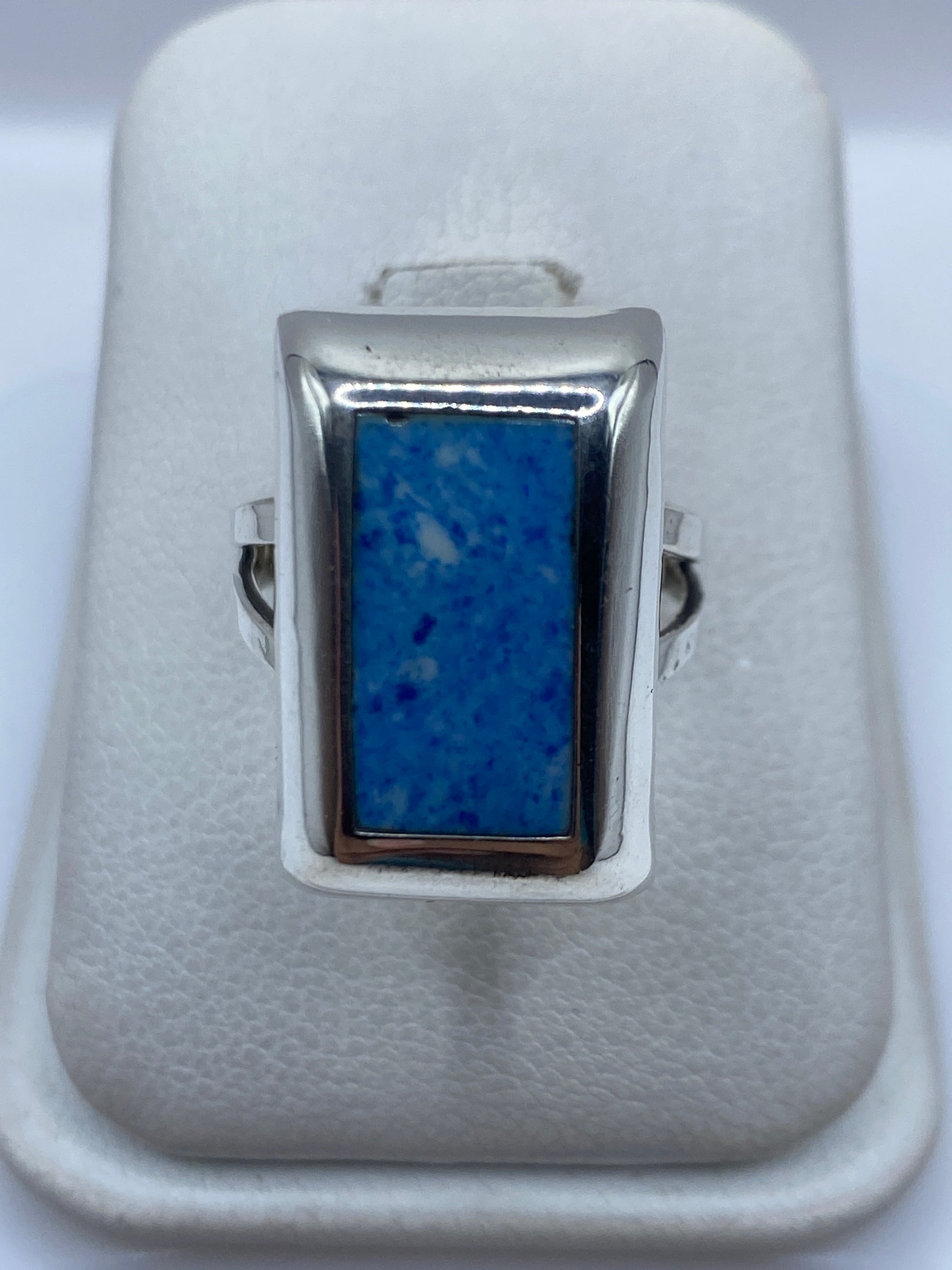 Anillo de plata .925 con piedra azul engastada, vista frontal sobre fondo blanco