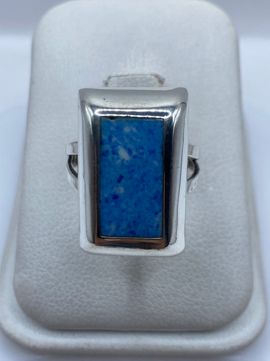 Anillo de plata .925 con piedra azul engastada, vista frontal sobre fondo blanco
