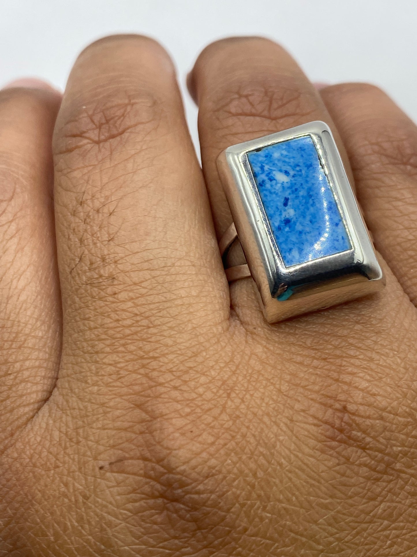 Anillo sobre fondo gris mostrando marca .925 en el interior