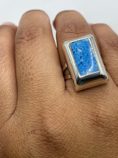 Anillo sobre fondo gris mostrando marca .925 en el interior