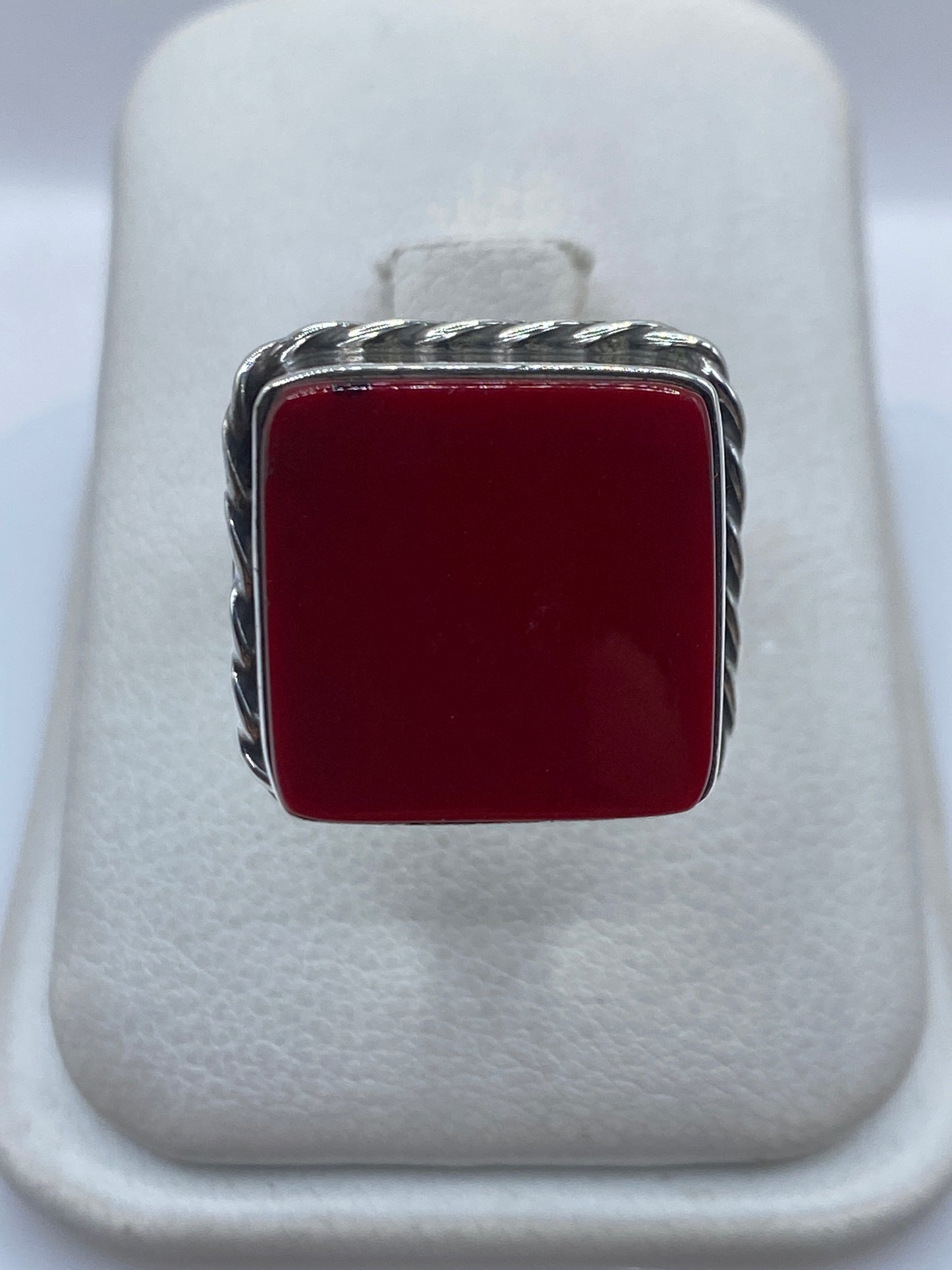 Anillo de plata con coral rojo engastado en marco de filigrana, vista frontal
