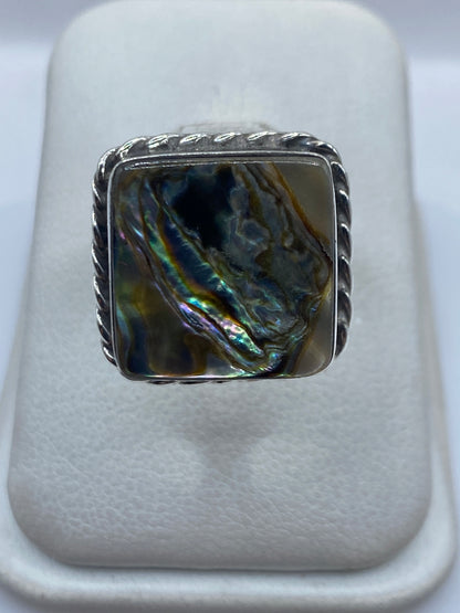 Anillo de plata .925 con piedra engastada cuadrada en marco filigranado