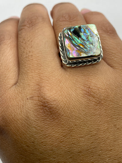 Anillo en la mano mostrando la piedra reflejando luz