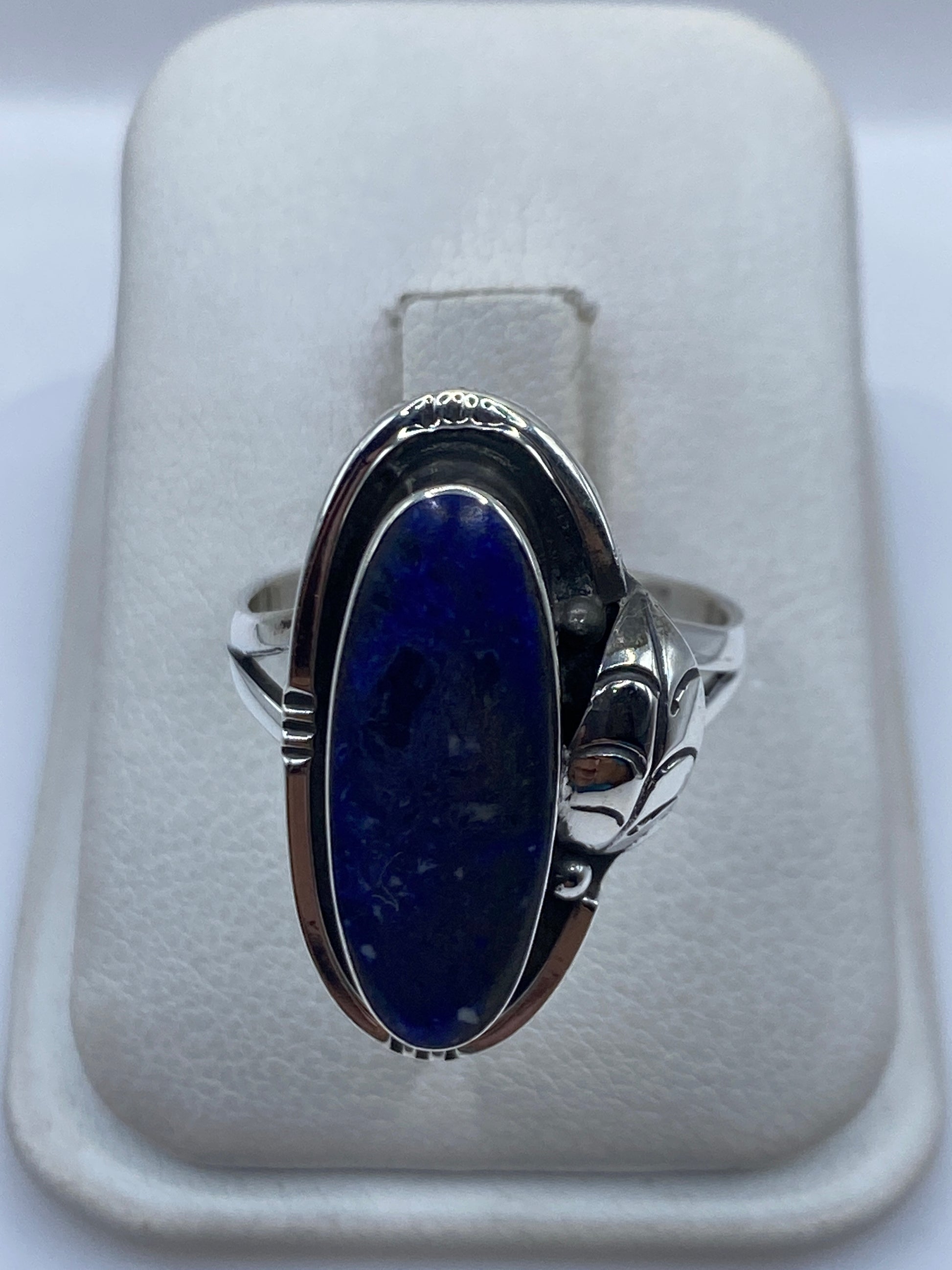 Anillo de plata .925 con piedra azul incrustada, sobre estuche blanco