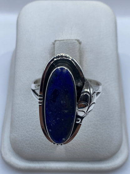 Anillo de plata .925 con piedra azul incrustada, sobre estuche blanco