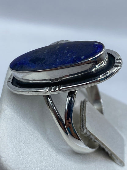Detalle cercano de la piedra azul profunda en el engaste