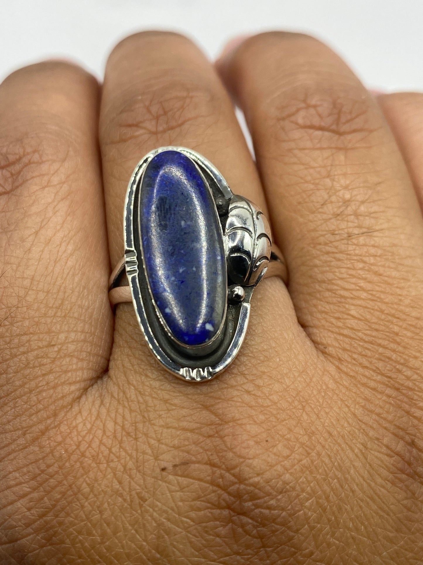 Anillo en dedo mostrando el brillo de la plata y la intensidad del azul