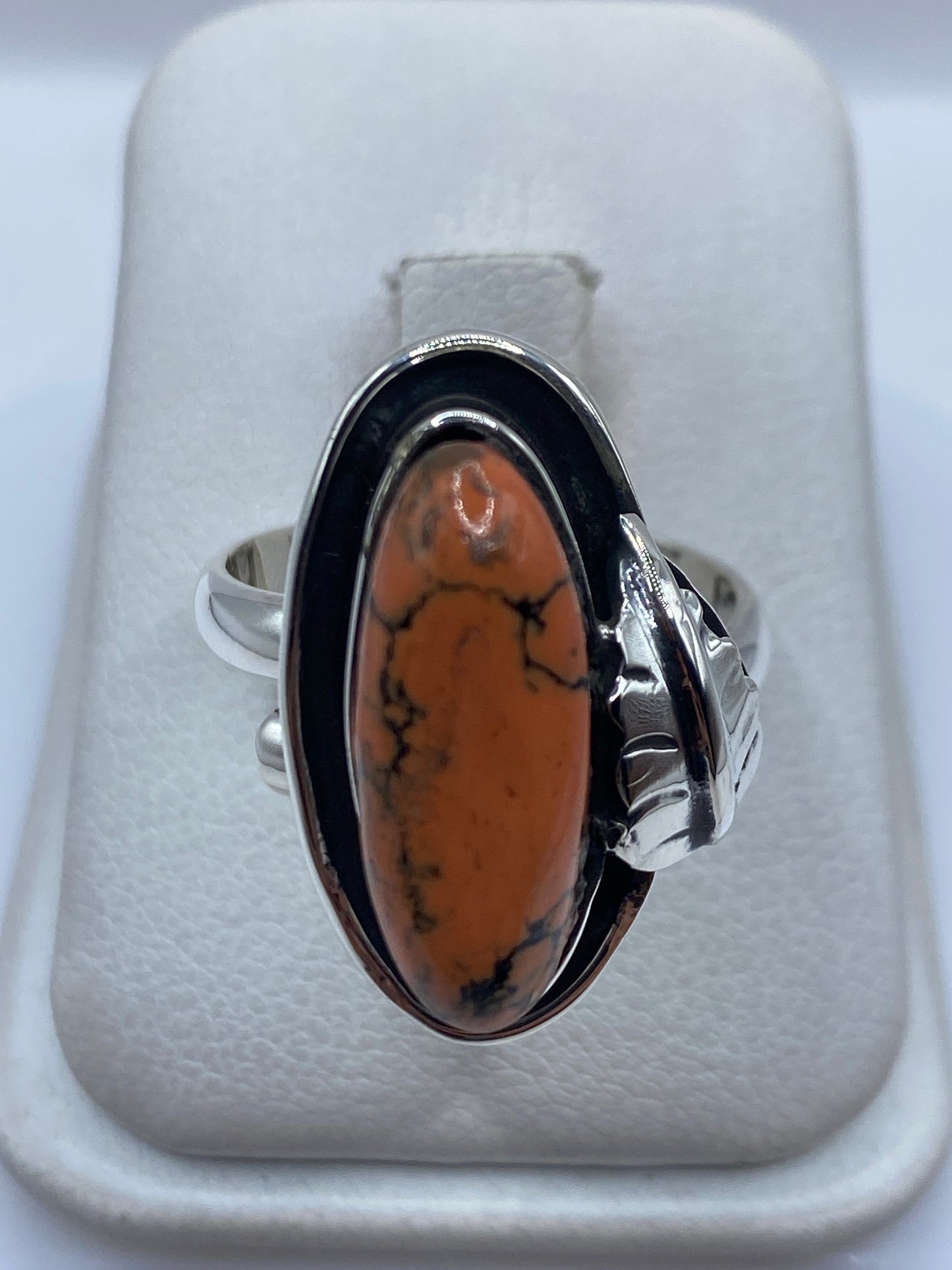 Anillo de plata .925 con piedra natural en tono cálido y vetas negras, engastada a mano