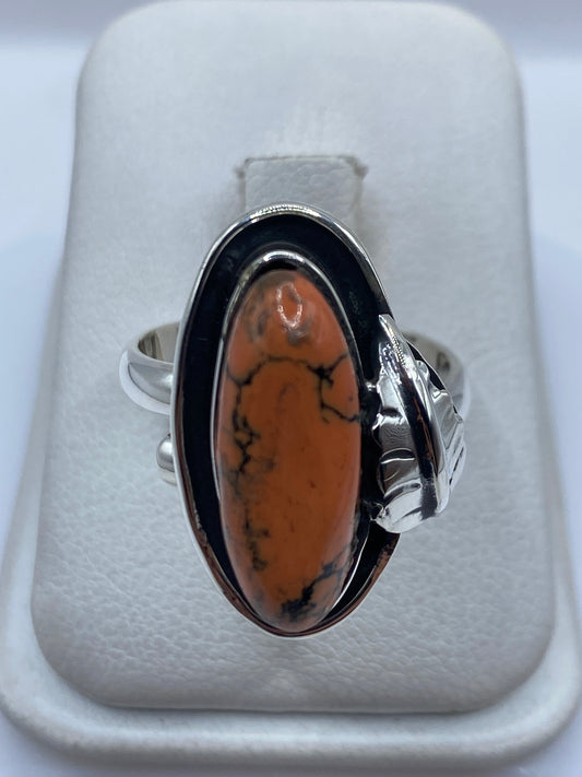 Anillo de plata .925 con piedra natural en tono cálido y vetas negras, engastada a mano