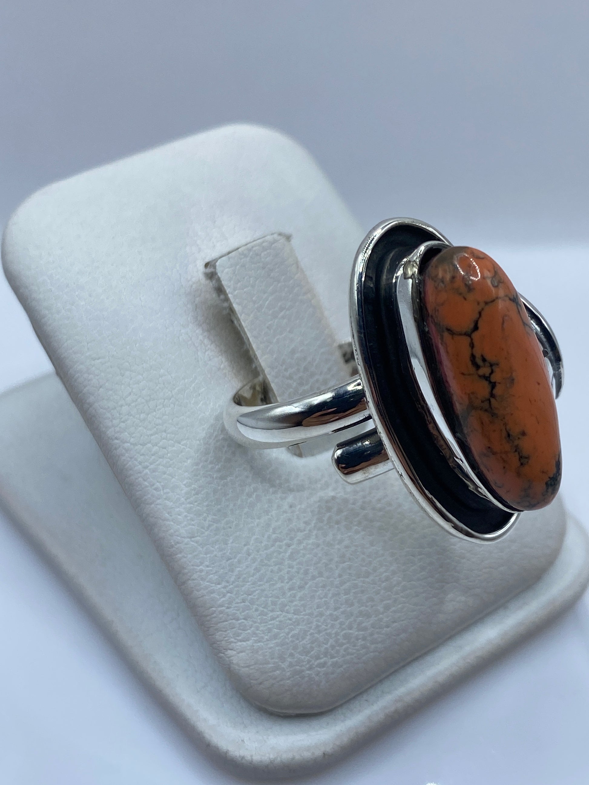 Detalle del engaste a mano: piedra rodeada por plata pulida y óxido negro