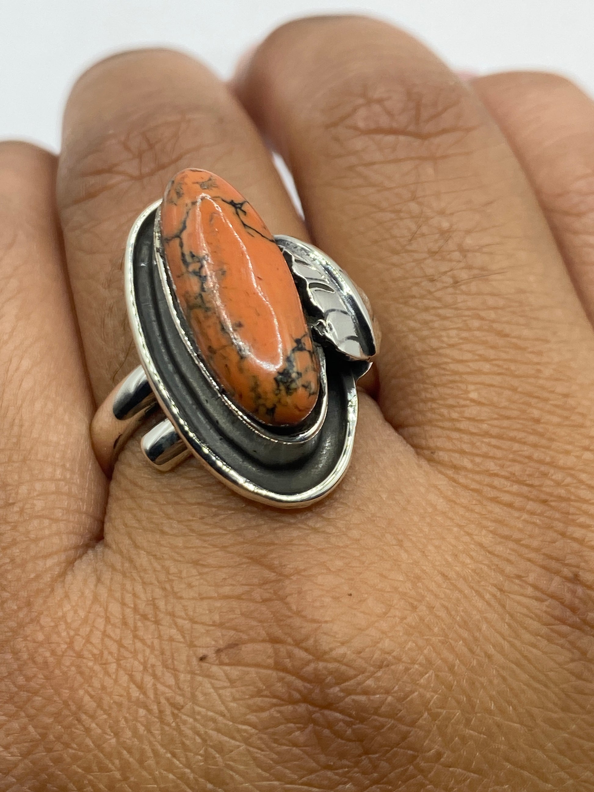 Anillo sobre fondo blanco con Quinto .925 visible en la banda