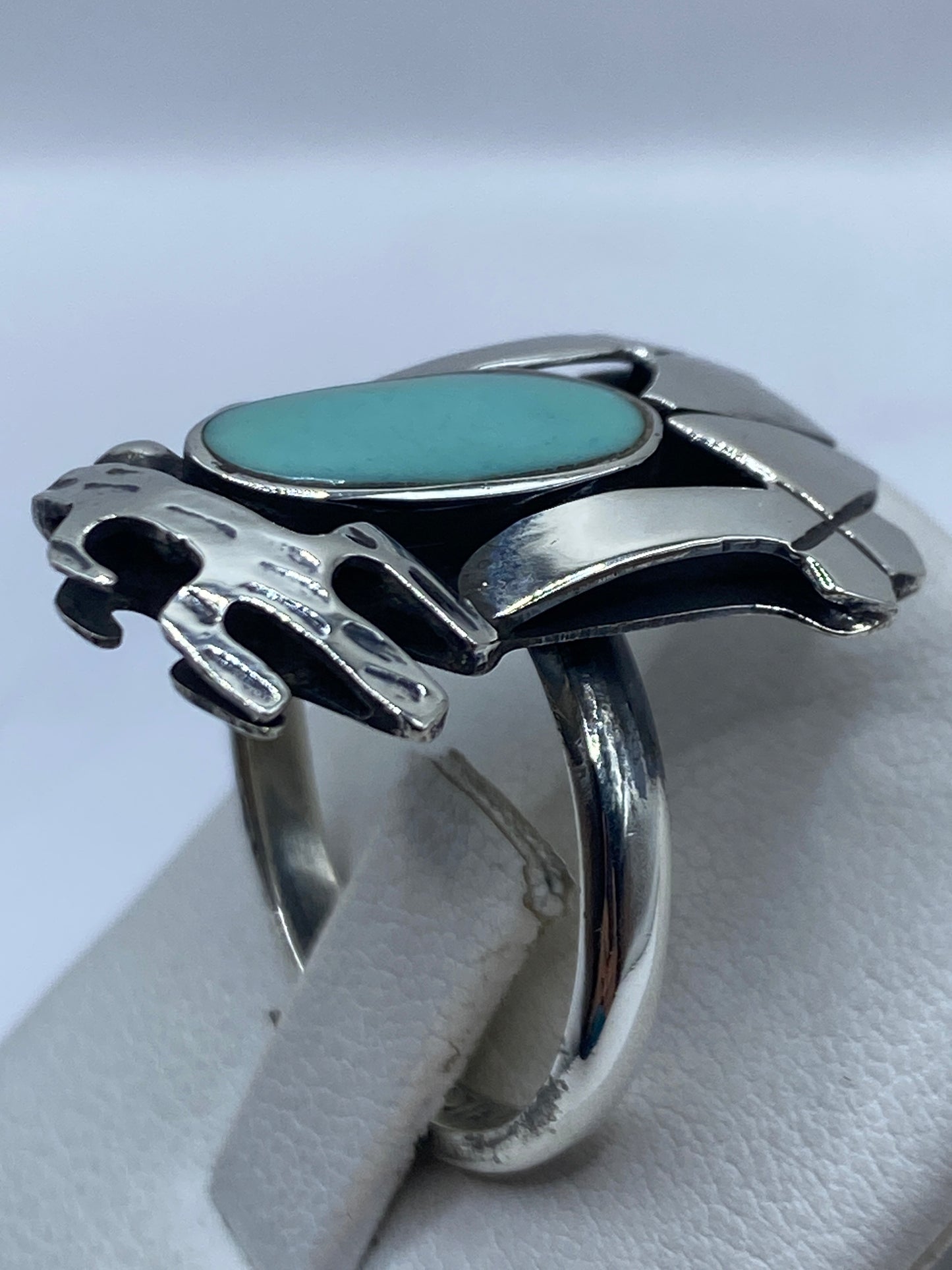 Anillo en dedo mostrando los motivos prehispánicos y la turquesa azul verdoso