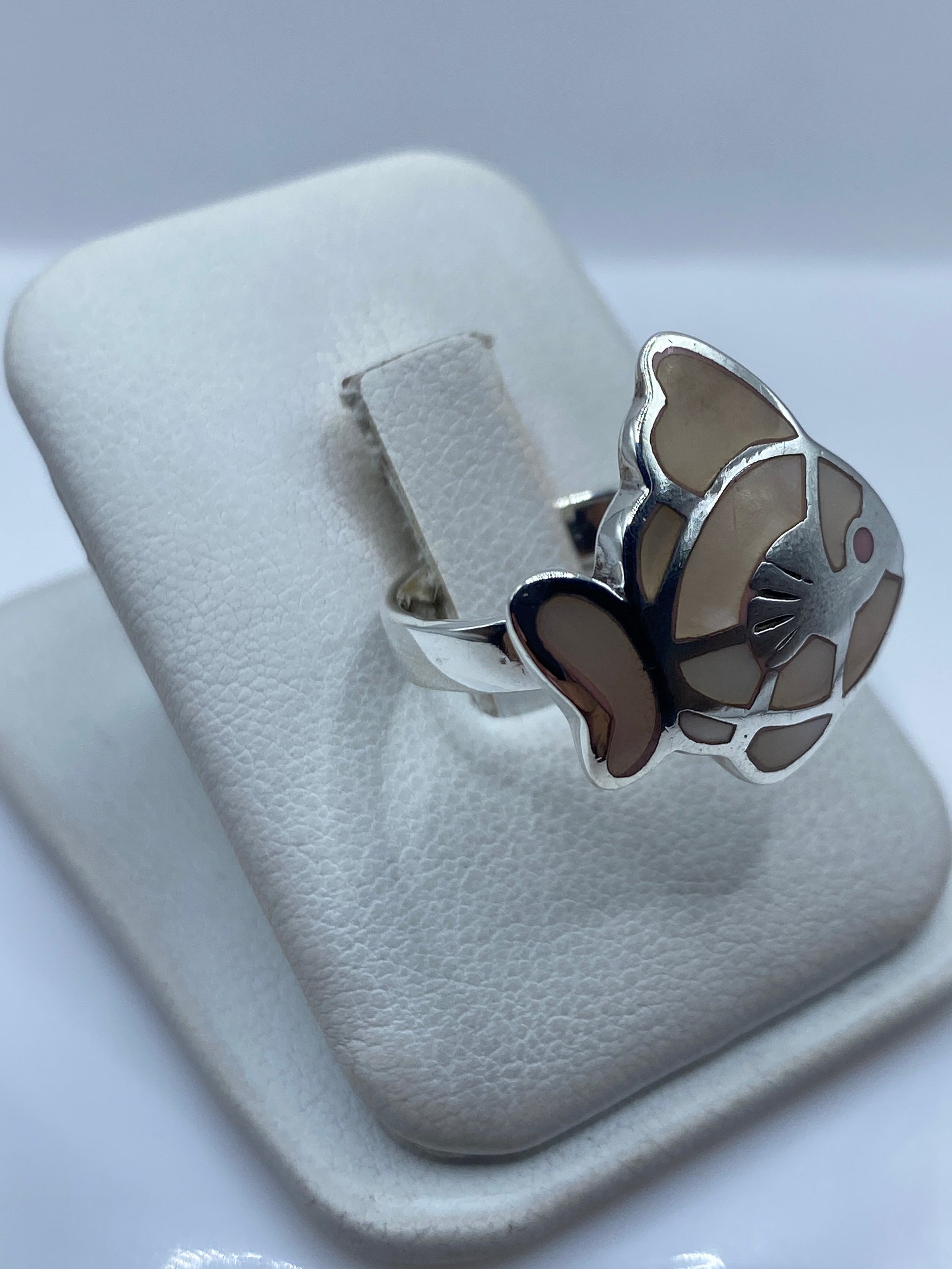 Vista frontal del anillo mostrando la piedra incrustada y el pulido de plata