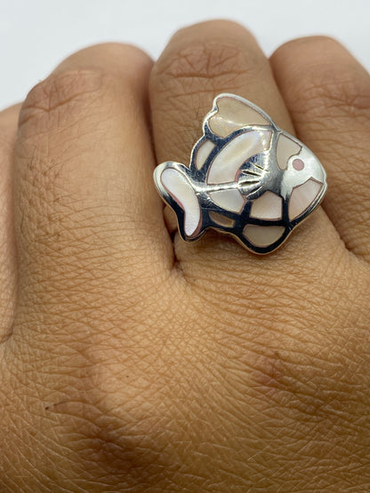 Anillo sobre fondo blanco mostrando peso de 8.8 gramos