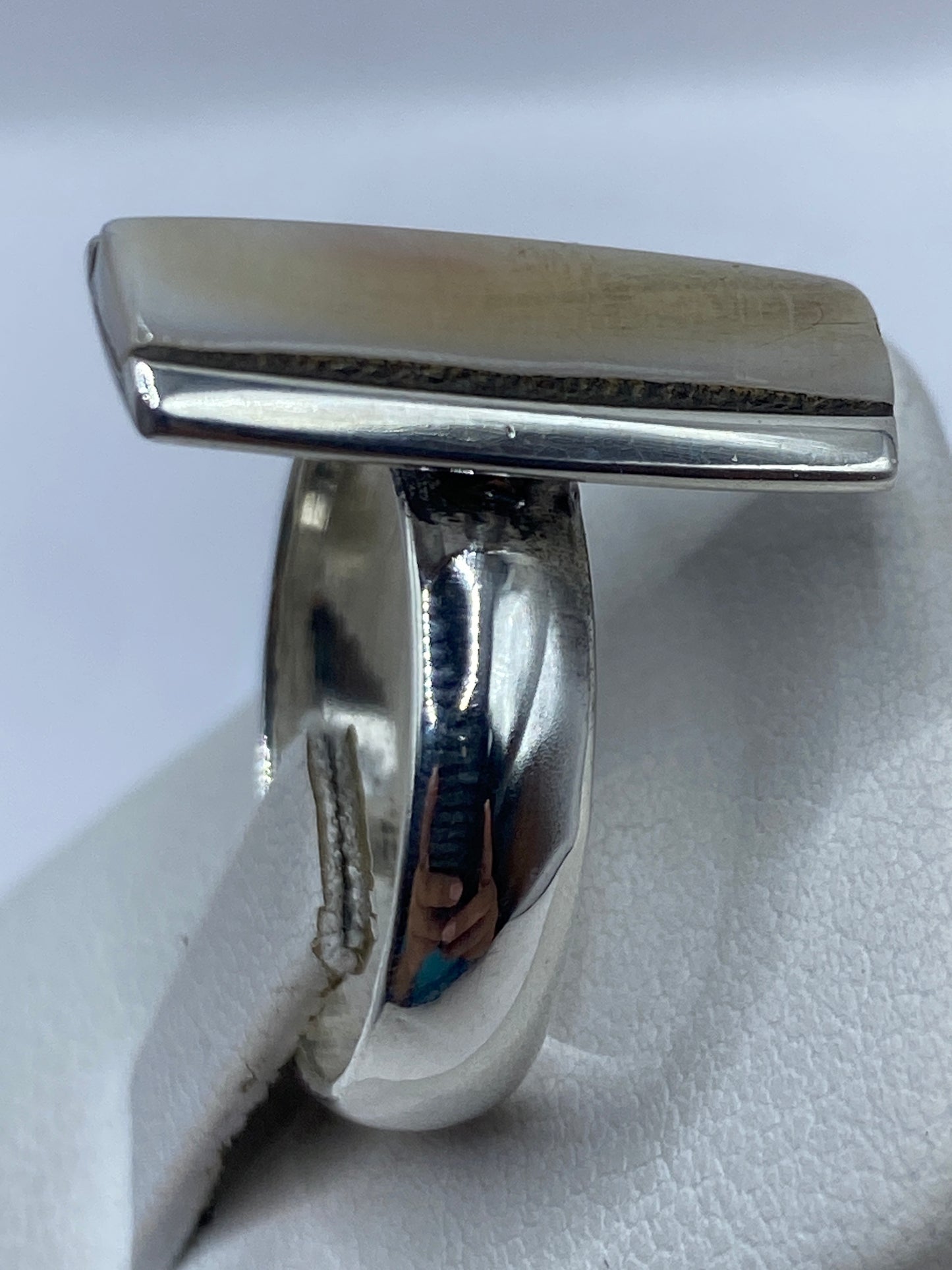 Detalle del cuerpo del anillo en plata pulida con el Quinto visible