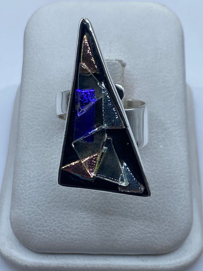 Anillo ajustable de plata con piedras multicolor (azul, ámbar, gris) en diseño geométrico triangular