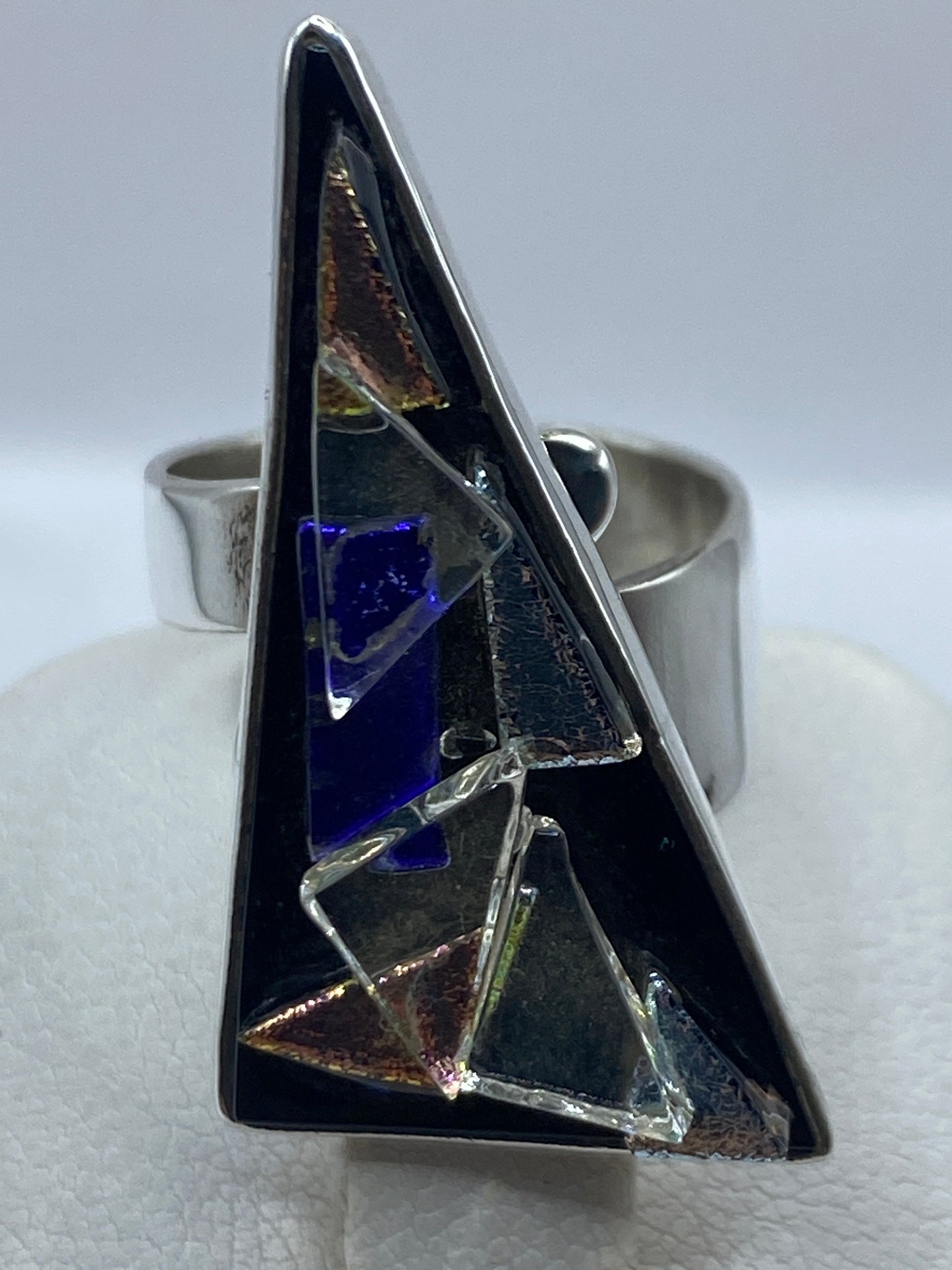 Detalle de las piedras multicolor y la plata .925 pulida del anillo