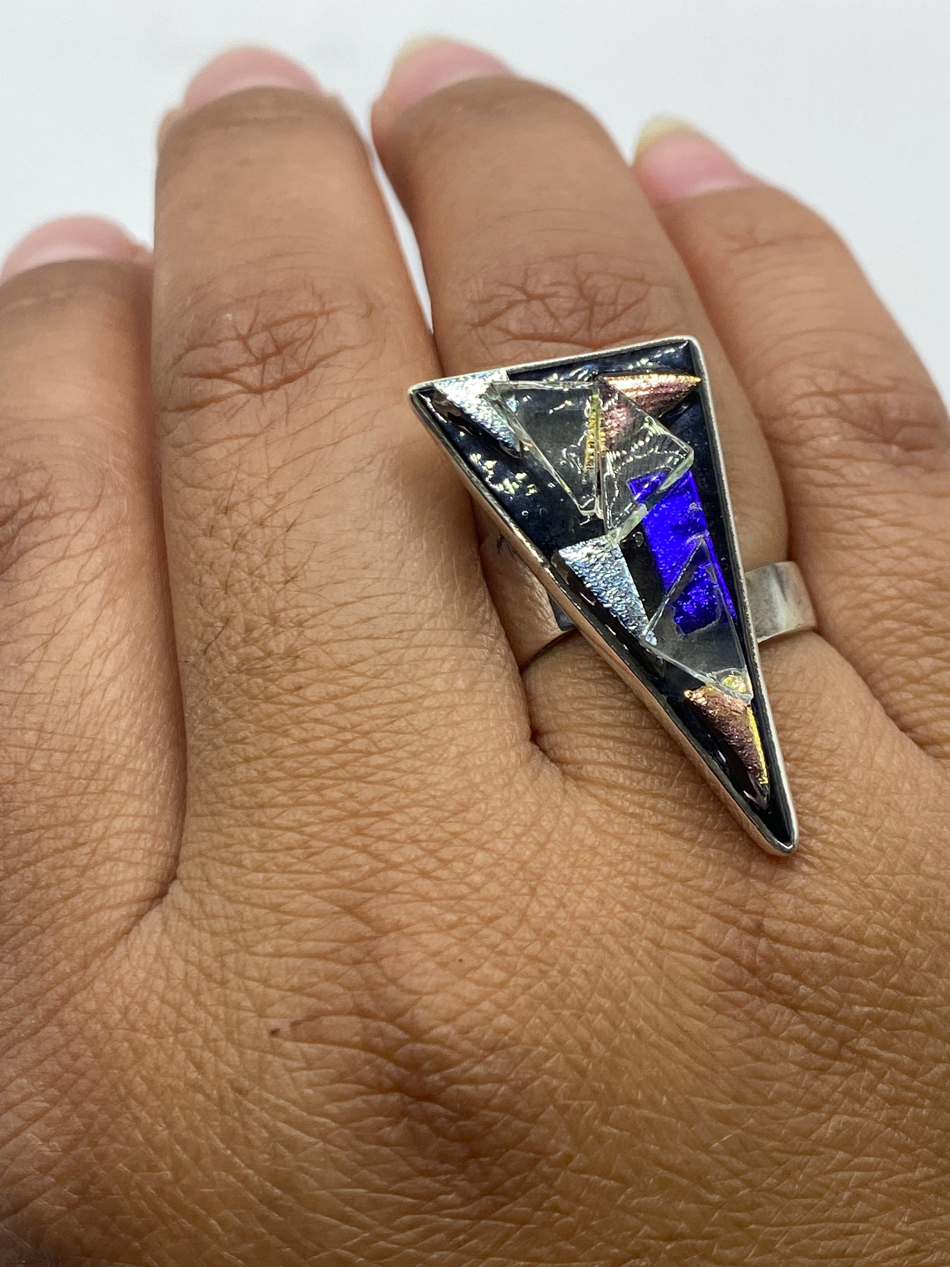 Anillo sobre fondo gris mostrando el Quinto .925 y la versatilidad del ajuste
