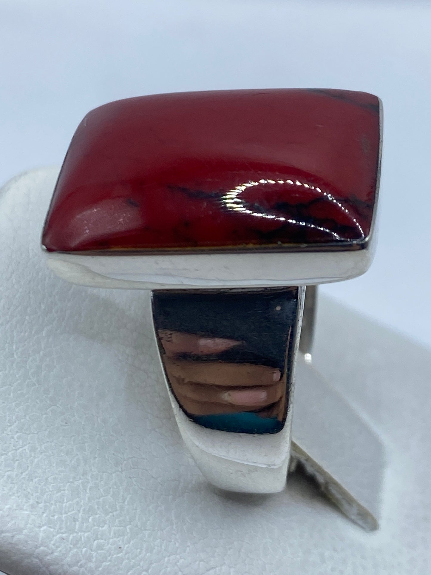 Detalle del coral rojo brillante en la mano de una mujer, tono cálido
