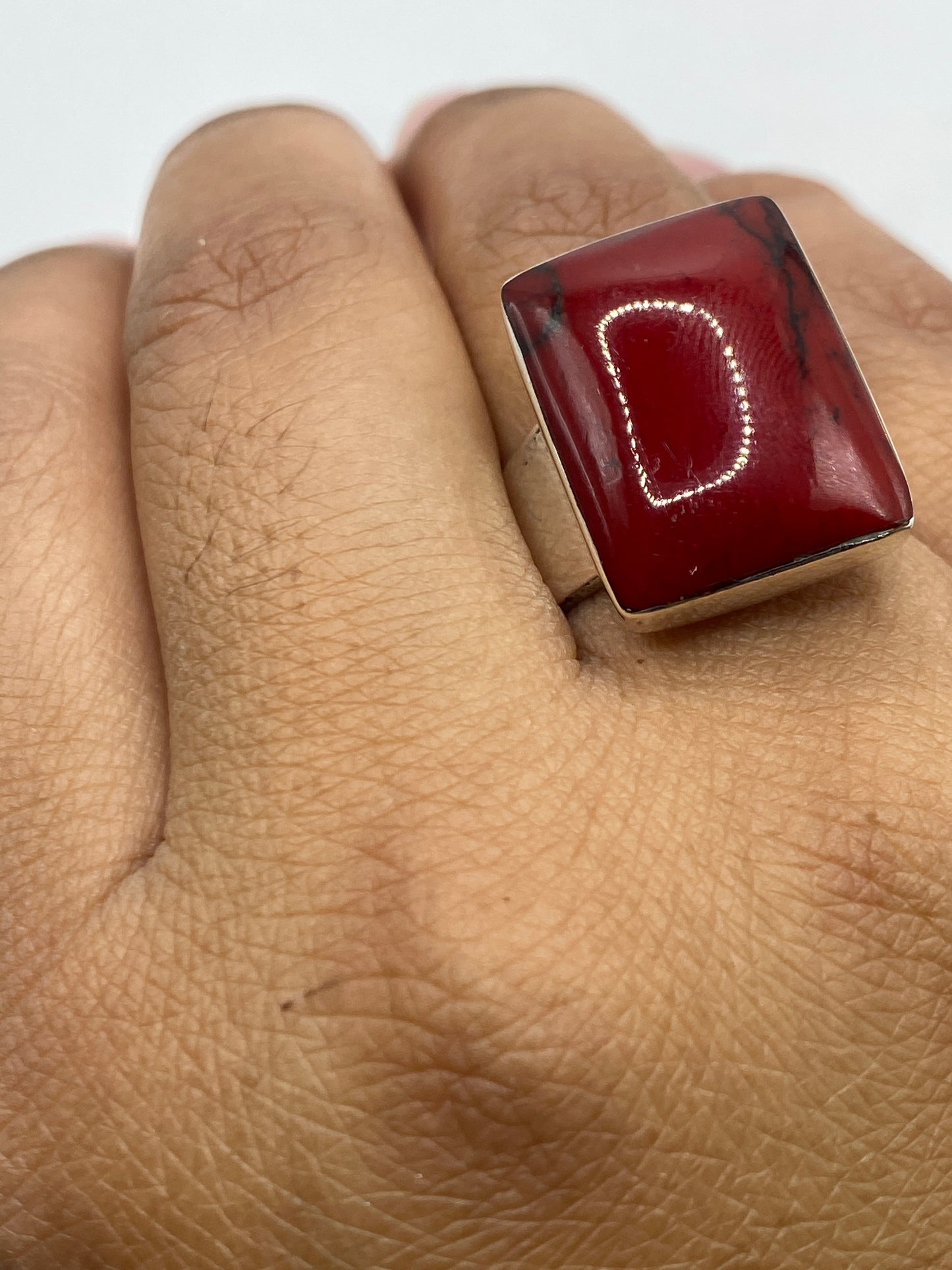 Reverso del anillo mostrando el sello 925 en la banda de plata