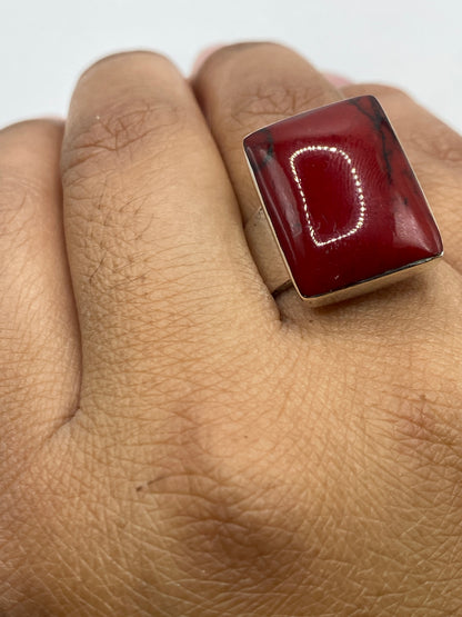 Reverso del anillo mostrando el sello 925 en la banda de plata